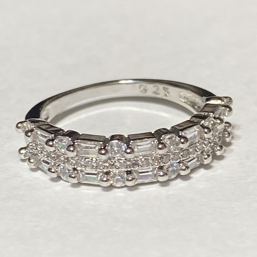 Pretty 925 Silver Ring with Sparkling clear rhineStones size 8